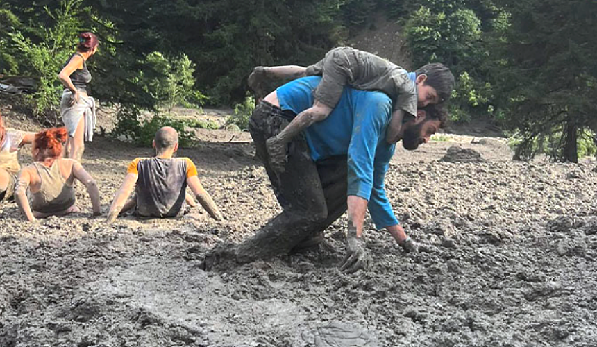 В горах Грузии продолжают искать пропавших туристов: засыпаны коттеджи и дома 