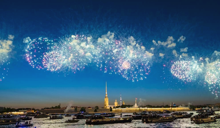 Петербург развлекает туристов скоморохами и открывает новые маршруты