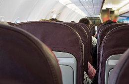 Молодожены подали на авиакомпанию в суд из-за невозможности сидеть рядом в самолете