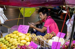 Туристы удивлены желанию жителей Таиланда съесть все манго самостоятельно