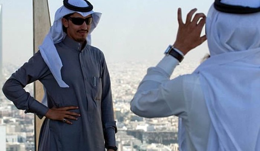 Ходят семьями по ЦУМу, фотографируют высотки: в Москве все чаще замечают туристов из стран Персидского залива