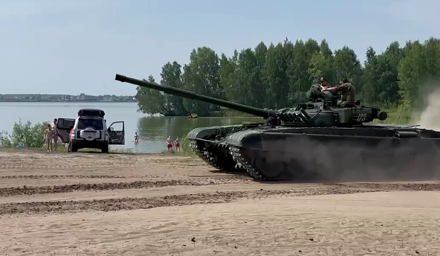 Танк распугал отдыхающих на берегу озера в Тюменской области 