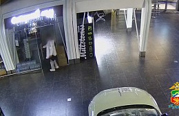 В ожидании рейса турист вытащил 10 тысяч рублей из магазина в аэропорту