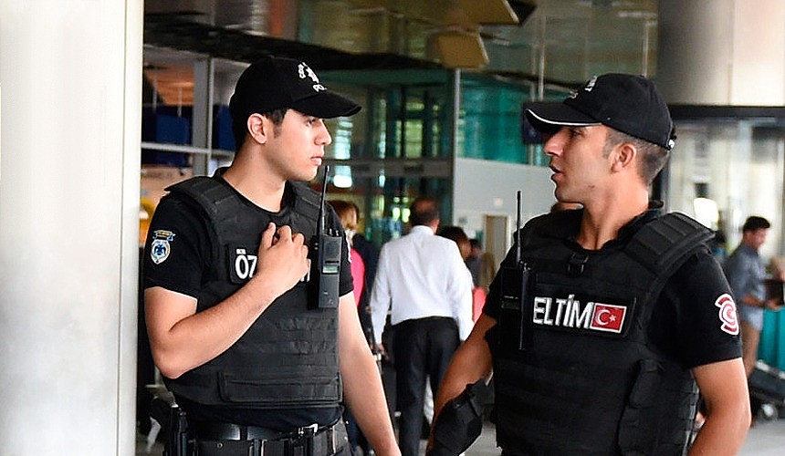 «Сумочка сумочке рознь». Ручную кладь туристов в Турции теперь будет проверять местная полиция