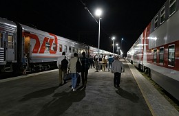 Туристку с питомцем ночью не посадили в поезд из-за отсутствия бумажных билетов