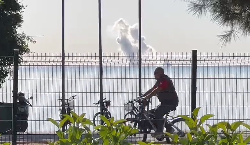 Туристы в Турции заметили дым от учений ВМС