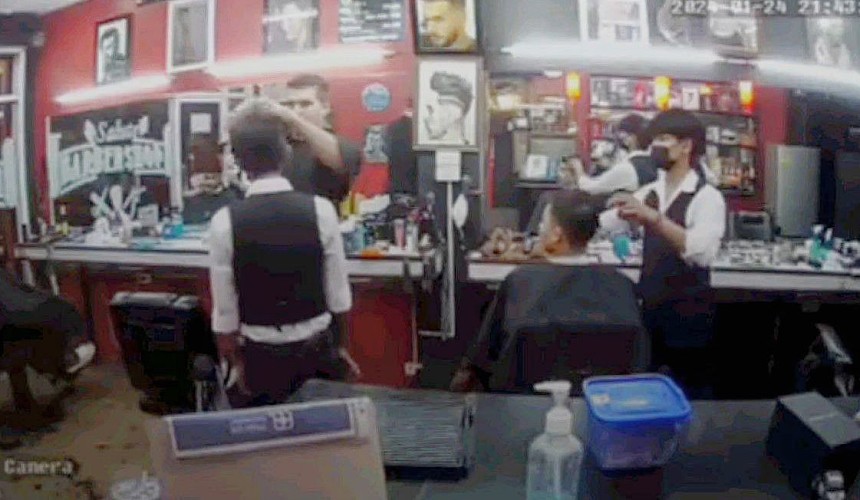 В Паттайе турист срезал клок волос с тайского парикмахера