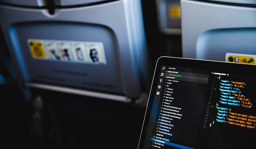 Туристам перенесли рейс на сутки из-за застрявшего ноутбука