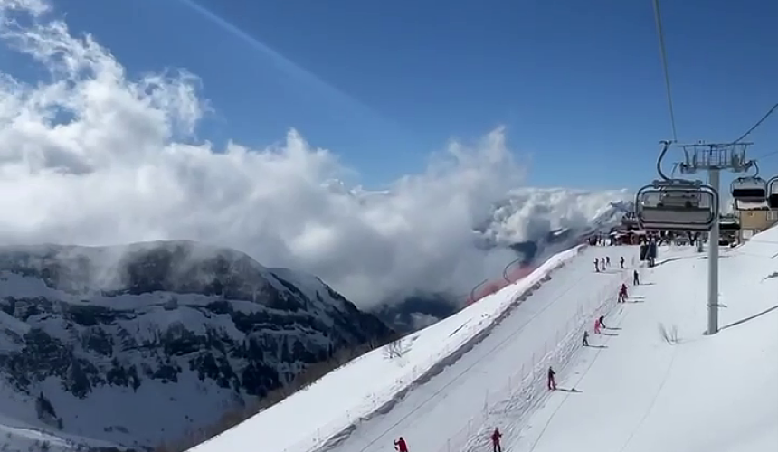 В горах Сочи то снег, то дождь, но туристы не убирают лыжи