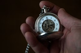 Пассажиров шести поездов пытаются вызволить из железнодорожной пробки