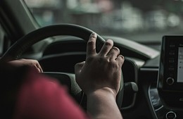 Туристы угодили в яму на пути в аэропорт и отсудили у дорожников более 260 тыс. руб. за чуть не сорвавшийся отдых