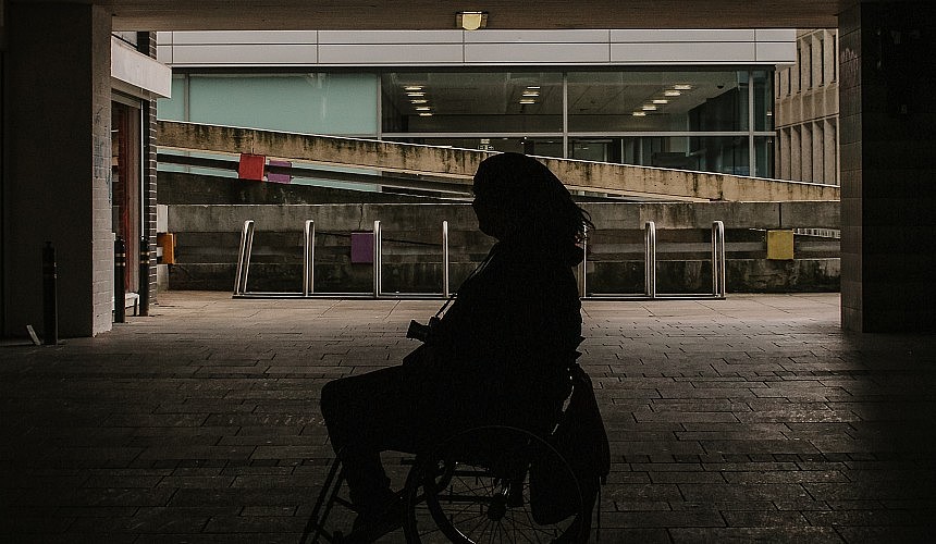 Туристу-инвалиду дважды сломали коляску во время перелета «Уральскими авиалиниями»