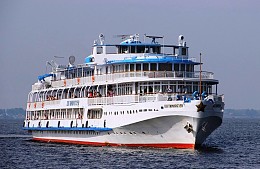 Речной круиз до Петербурга туристам пришлось заканчивать на такси 