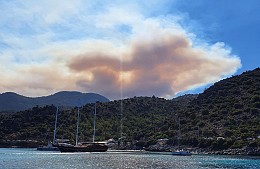 В Турции сообщили подробности о пожаре в окрестностях курорта
