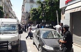 В столице Туниса прогремело два взрыва