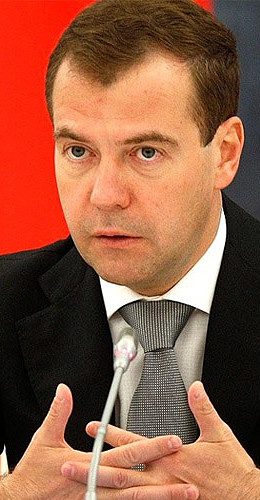 Медведев решил, когда вводить возрастной ценз для автобусов