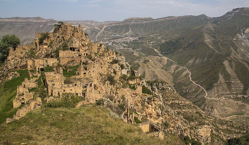 Пешком или на лошади: власти запретили проезд автомобилей к «дагестанскому Мачу-Пикчу»