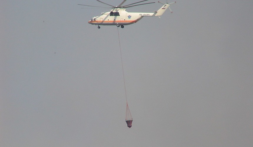 Пожарный вертолет устроил переполох на пляже в Анталье