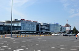 Вылет рейса из Тюмени задержали из-за столкновения самолета со столбом