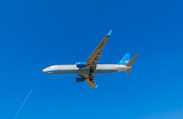 Тягач врезался в самолет авиакомпании «Победа» в аэропорту Сочи