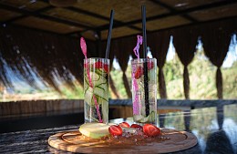 Отелям на «все включено» рекомендовали поить туристов российским алкоголем