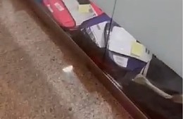 Туристы удивились, что их документы в визовом центре Испании хранят на полу