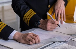 Суд не стал восстанавливать в должности неординарного пилота «Уральских авиалиний»