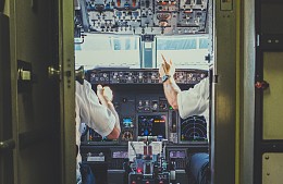 Задержку рейса в Анталью на полсуток туристам объяснили отсутствием визы у пилота