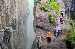 Туристы час провисели над пропастью: испугавшихся спасали за деньги