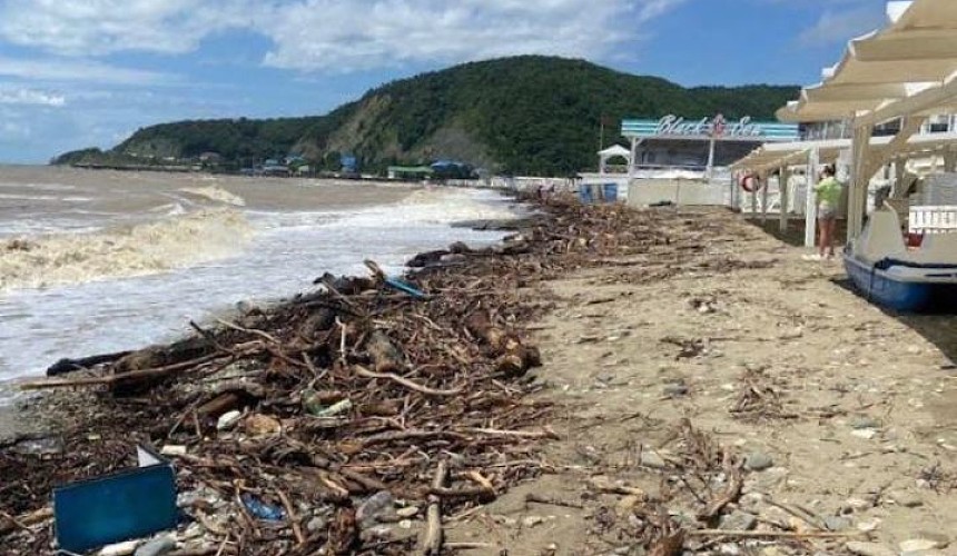 После купания в Черном море госпитализировали 12 детей 