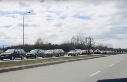 Десятки автомобилистов стоят в пробке на выезде из Польши в Калининградскую область