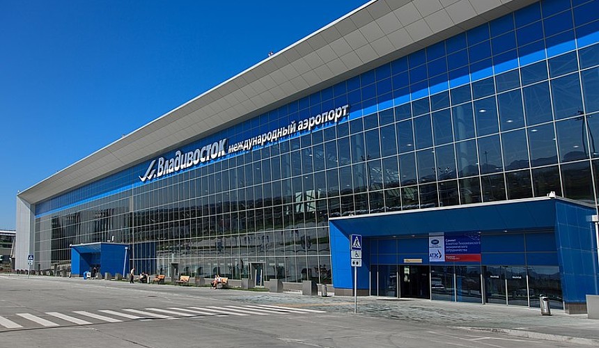 Из-за штормового ветра долетевший до Владивостока самолет вернулся в Пекин