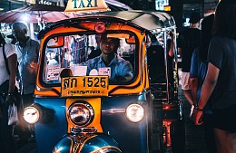 VIP-туриста на Пхукете таксисты встретили протестом из 3500 машин