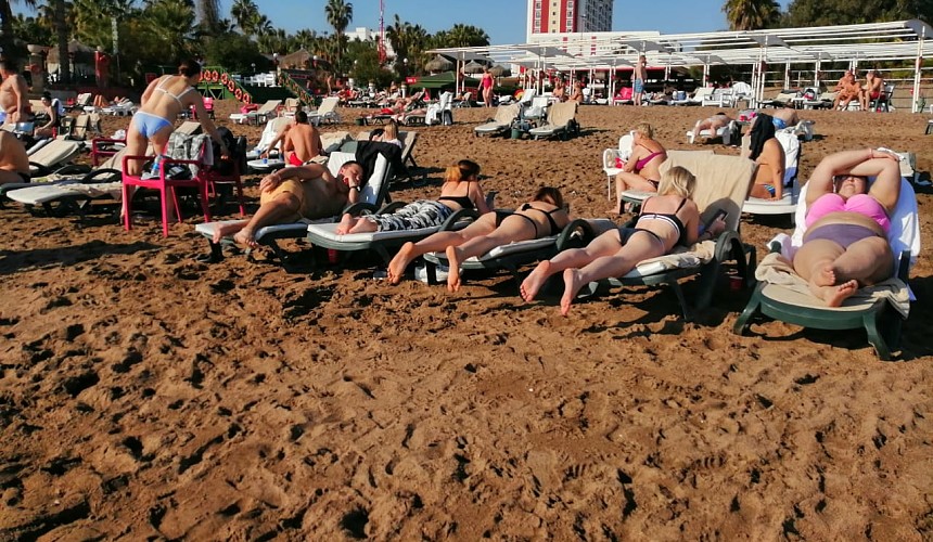 В Анталье туристы продолжают купаться в море и загорать