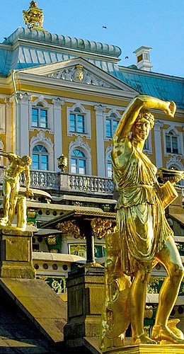 Туристический сезон в Петербурге стал на месяц длиннее