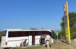 Туристы из Белгорода провели ночь в сломанном автобусе и просят помощи у губернатора