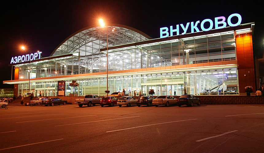 Пассажиры всю ночь ожидали вылета из Внуково из-за непогоды в аэропорту назначения
