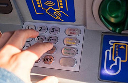 СМИ: два российских банка могут установить терминалы для карт «Мир» за границей