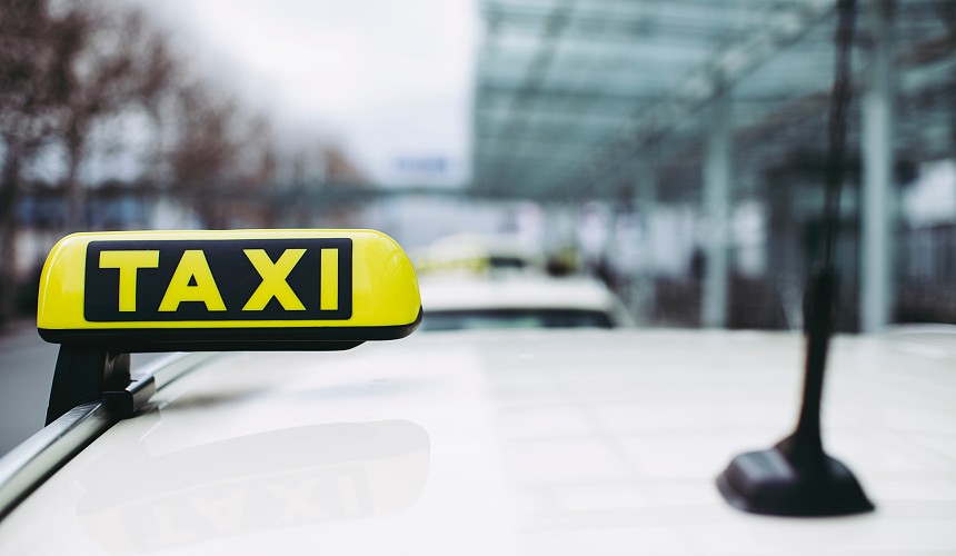 Туристы недовольны: такси в Шереметьево задвинули в самый дальний коридор