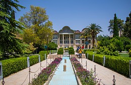 «Хочу отдохнуть расслабленно, а не в страхе»: туристы спорят о том, стоит ли ехать в Иран