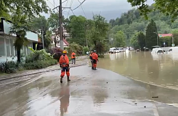 В Сочи из-за непогоды закрыли пляжи и запретили купаться в море
