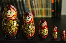 В русском районе Антальи разрушили фигуры матрешек