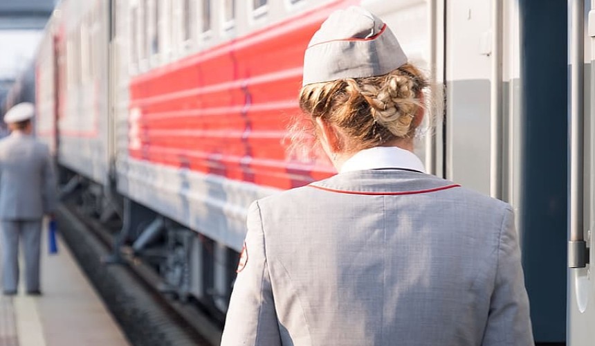 Пассажир купил у проводницы разрешение курить в поезде за магнитик РЖД