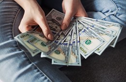Туристы могут купить наличные доллары ниже курса Центробанка