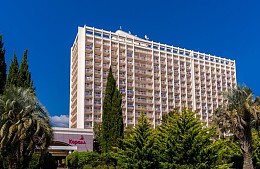 Один из крупнейших курортных комплексов в Сочи не может разместить всех туристов и отменяет бронирования