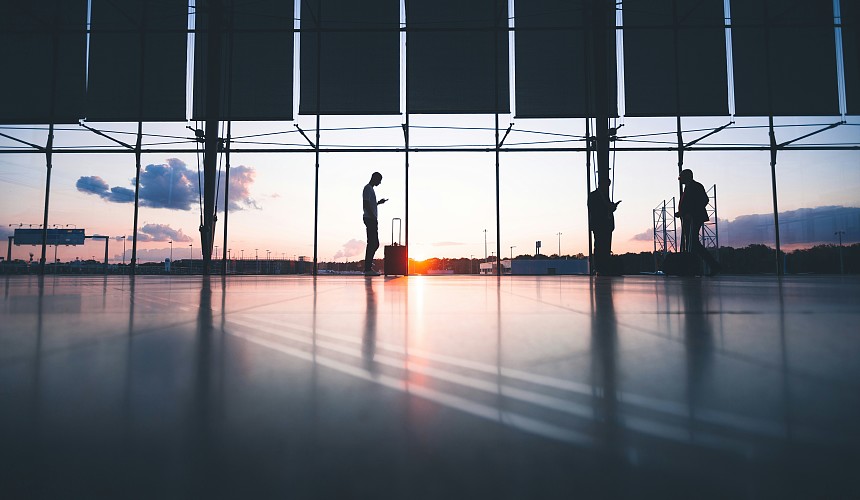 Мужчина «заминировал» багаж беременной жены, улетающей из России