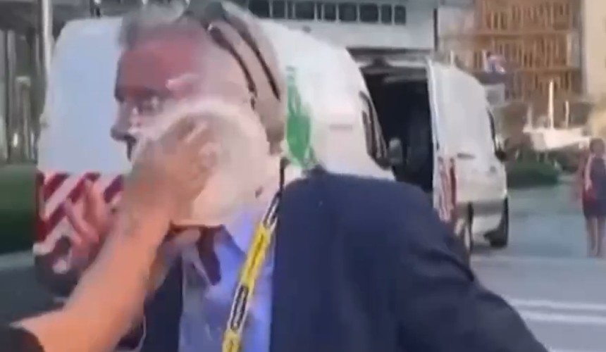 Экоактивисты против лоукостеров: на главу Ryanair напали с пирогом