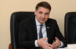Депутат предложил заселять туристов в отели по военным билетам