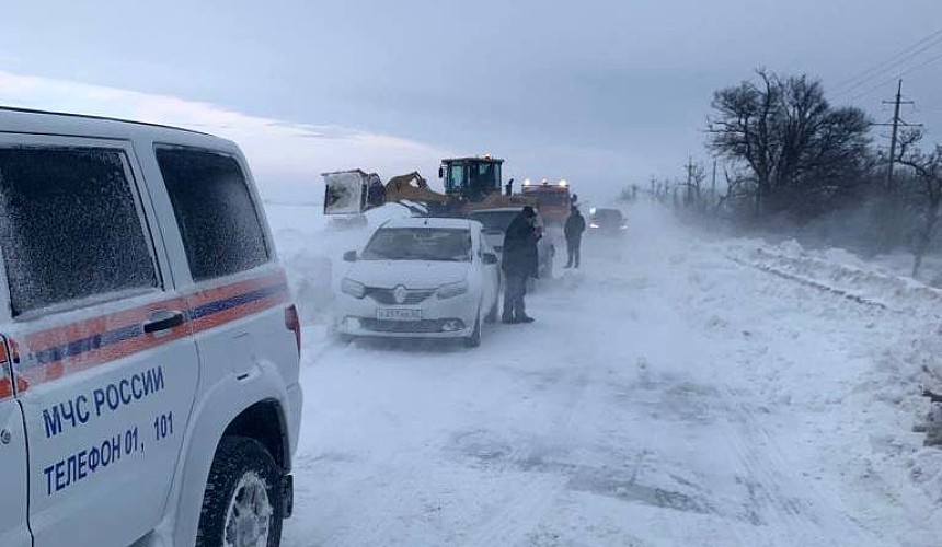 В Крыму борются с непогодой, а в Сочи радуются снегу