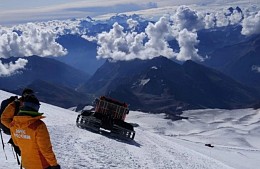 На Эльбрусе спасатели МЧС ищут двух туристов из Москвы 